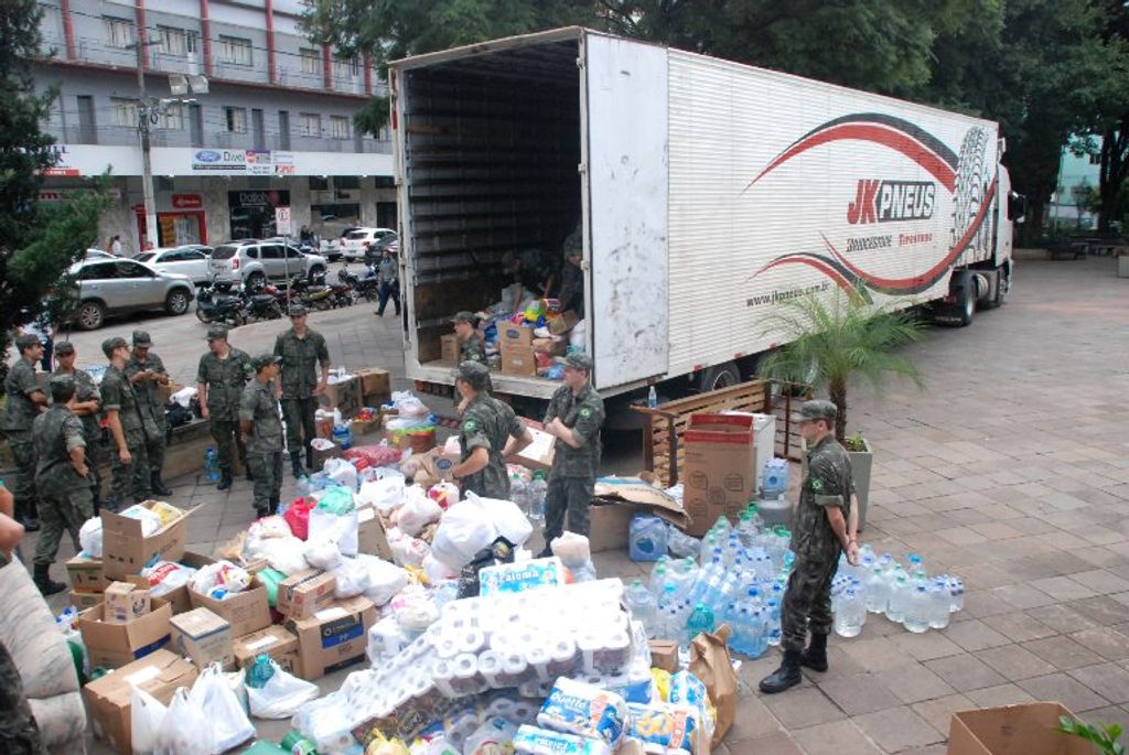 Carreta sai de Joaçaba lotada com doações para as vítimas do tornado