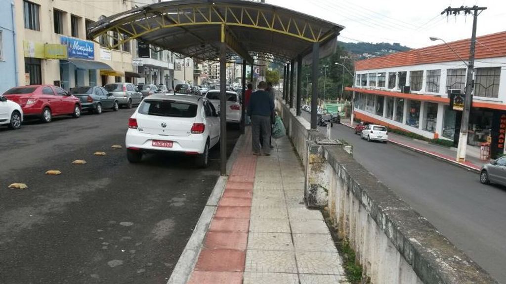 Homem é empurrado de mureta e morre