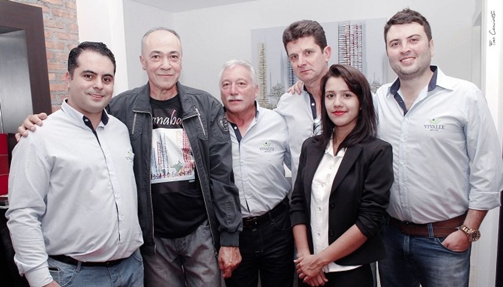 Coquetel marca a abertura da exposição, Cidade de Cristal do artista Guanabara