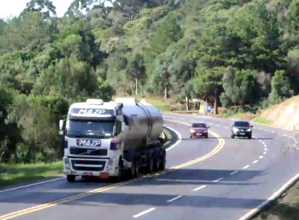 Vídeo flagra ultrapassagem proibida de motorista na BR-153