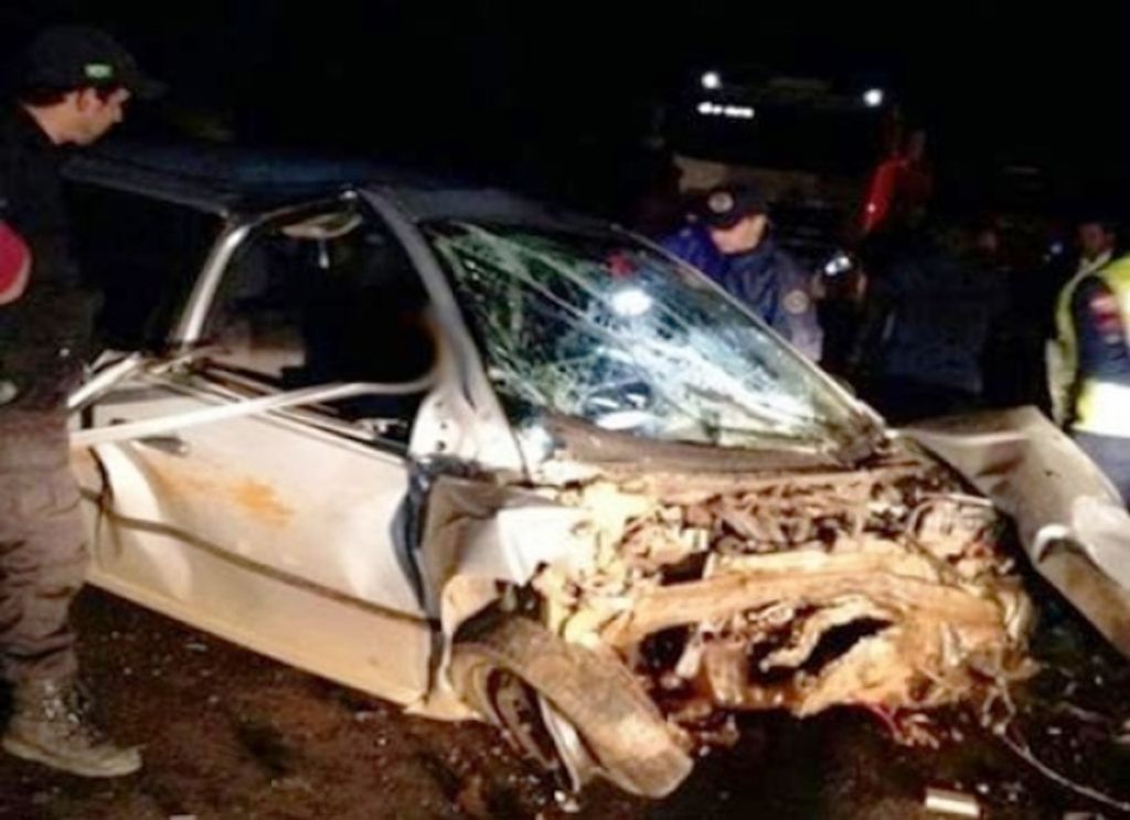 Batida entre caminhão e veículo de passeio mata uma pessoa na BR-470