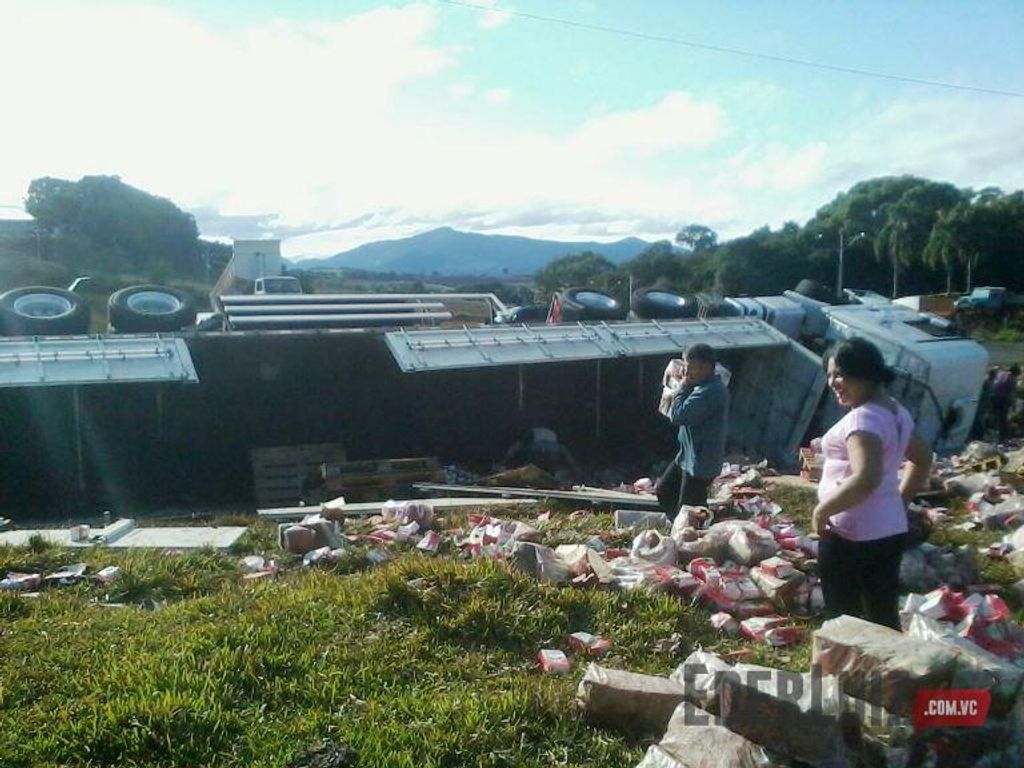 Carreta carregada com caixas de leite tomba em Ibicaré