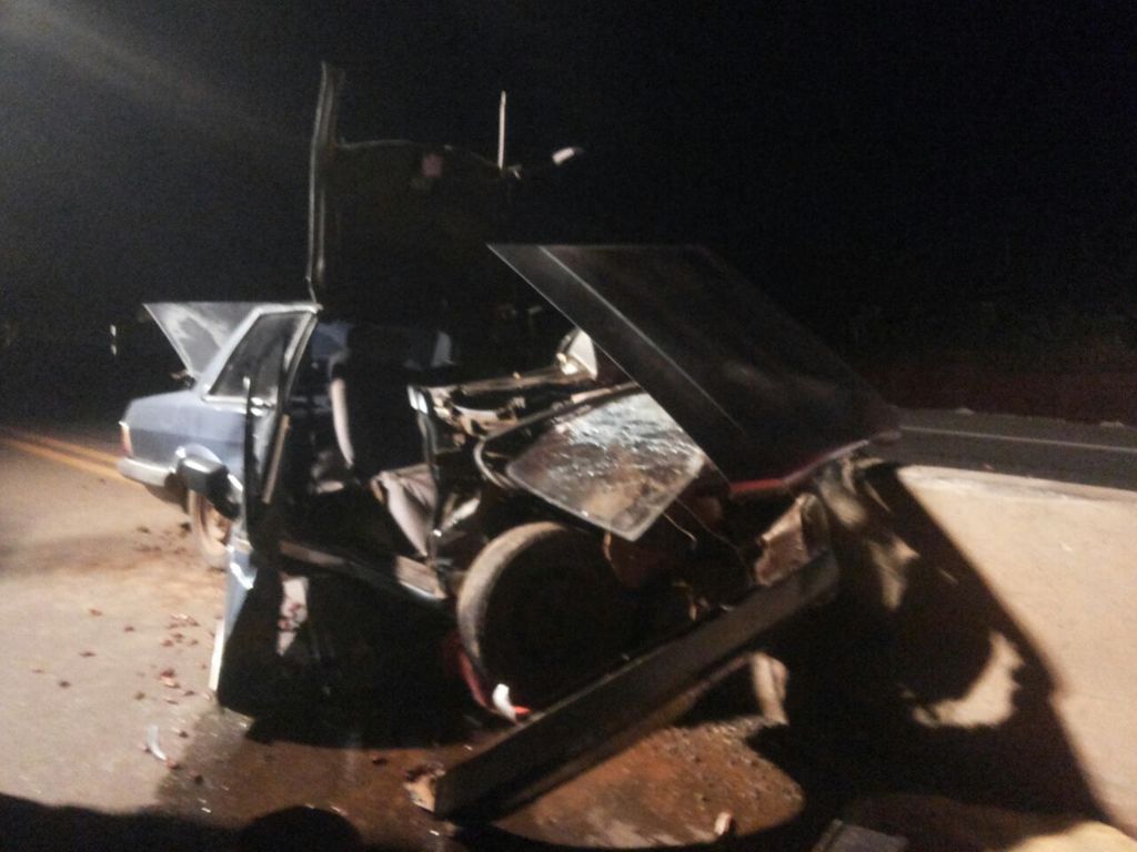 Veículo bate em mureta na BR-282 e três pessoas ficam feridas