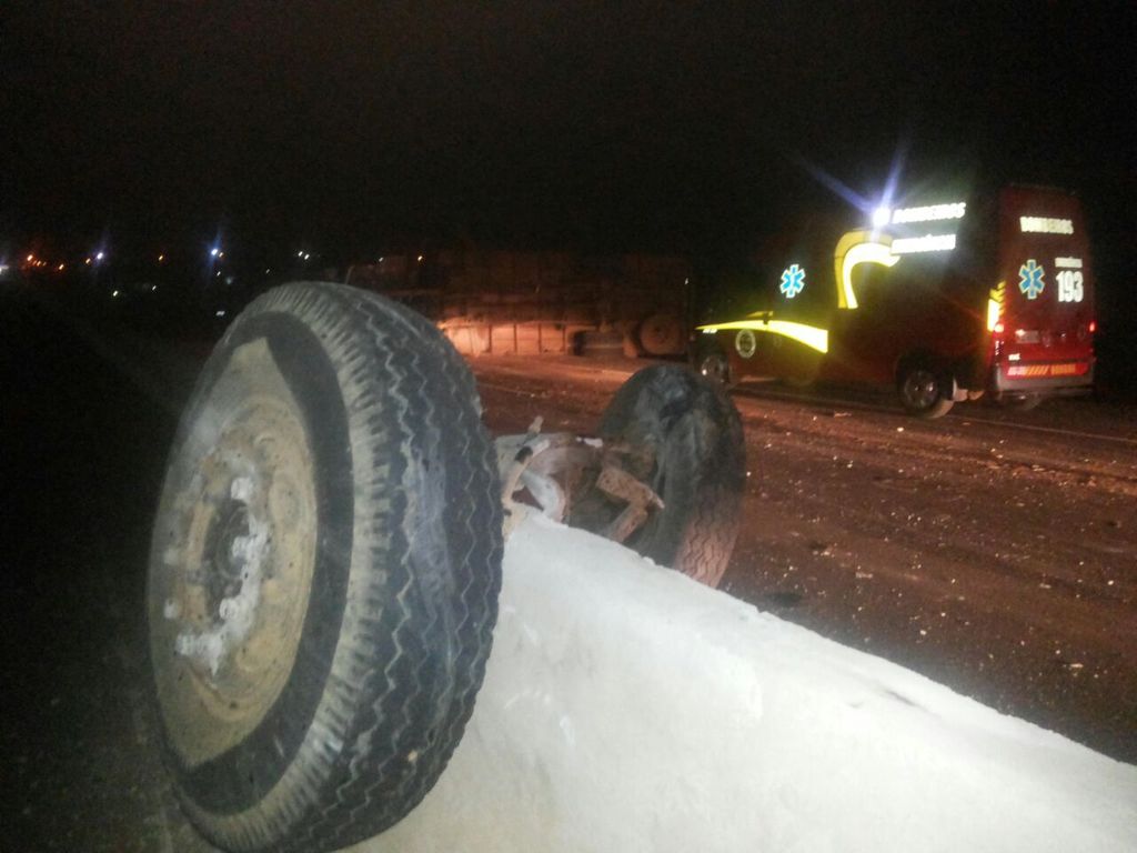 Eixo de carreta se desprende após veículo tombar na BR-282