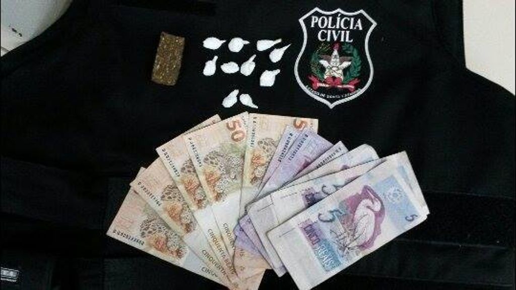 Polícia prende mãe e filhos por tráfico de drogas em Campos Novos