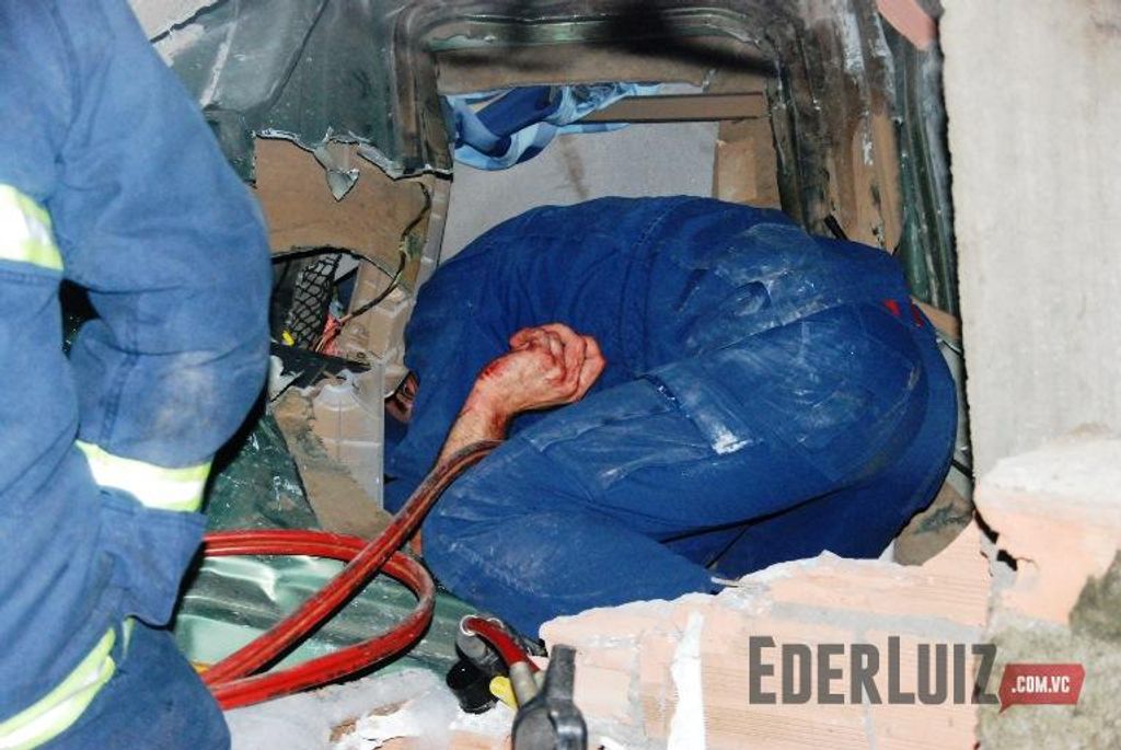 Caminhão bate contra casa e motorista fica preso as ferragens por mais de 3 horas