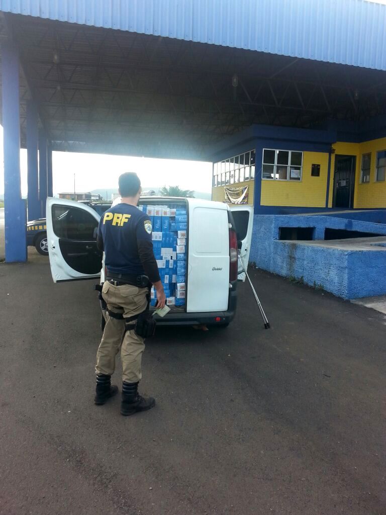 PRF apreende veículo carregado de cigarros contrabandeados na BR-153