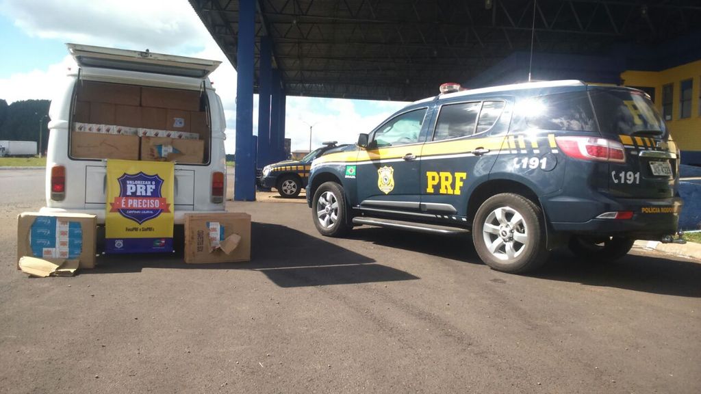 Motorista foge de abordagem e PRF apreende Kombi carregada de cigarros contrabandeados