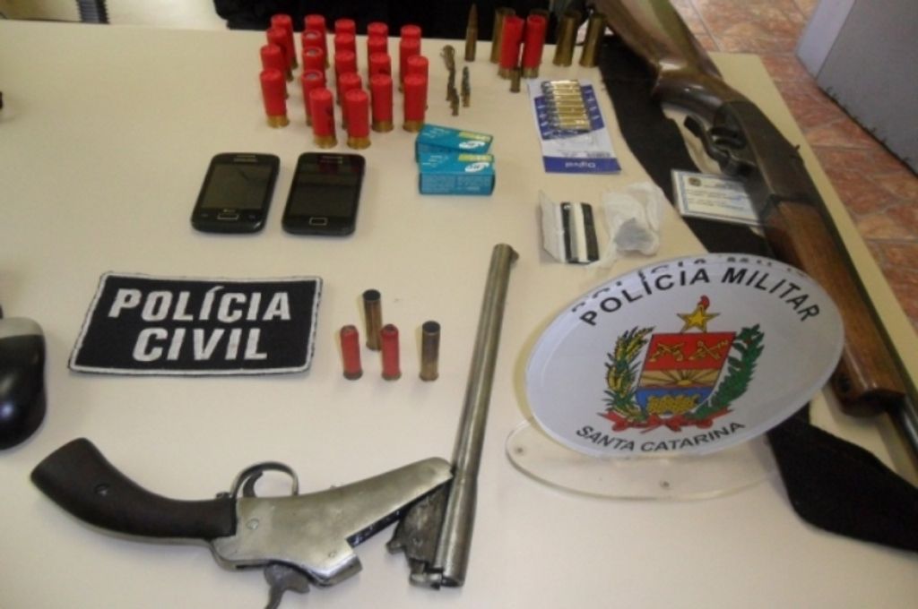 Jovens postam foto de arma nas redes sociais e acabam presos
