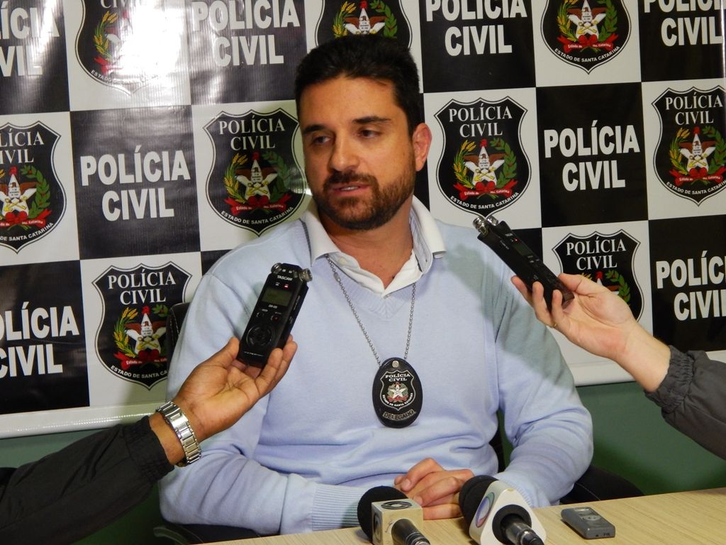 Delegado Régis se emociona durante coletiva e destaca trabalho de investigação