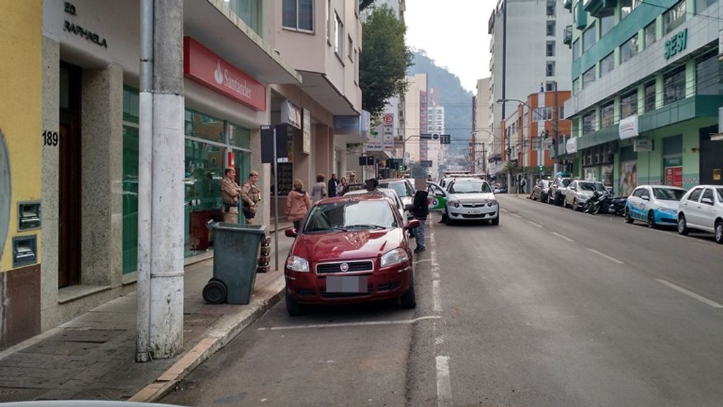 Polícia aborda elementos suspeitos no centro da cidade