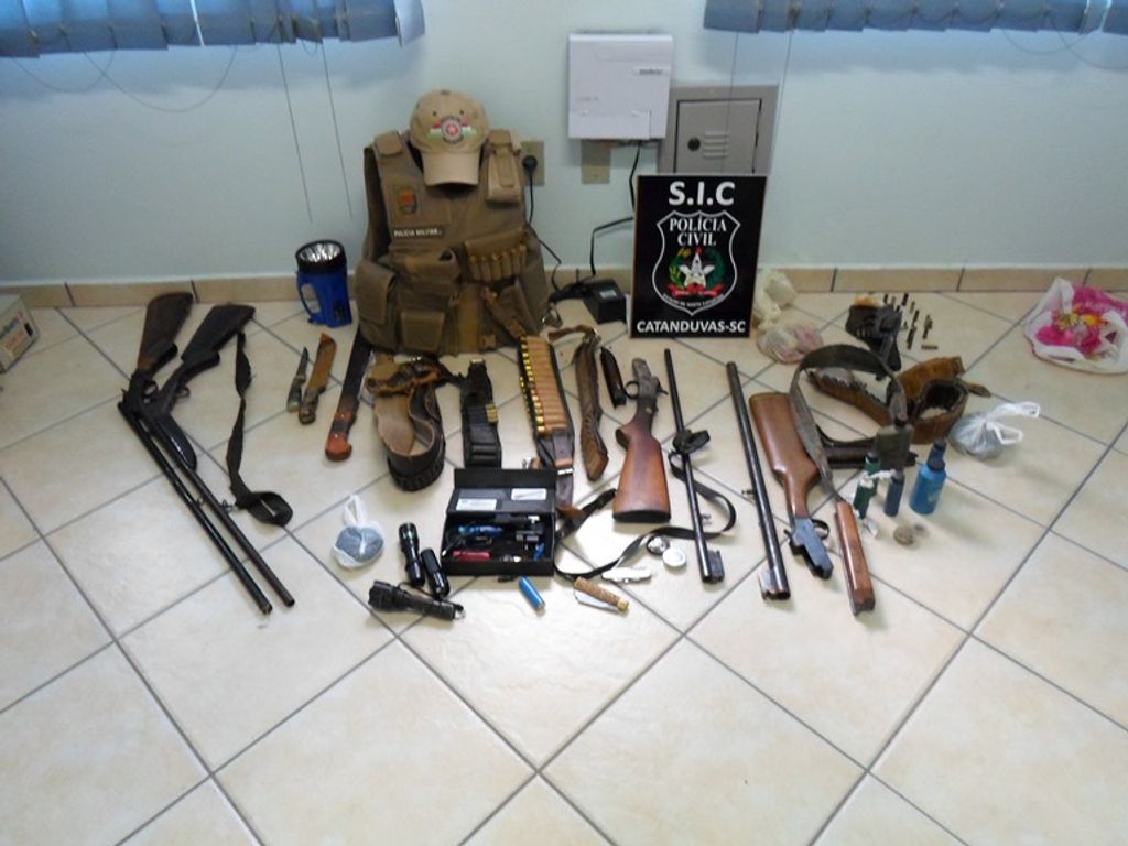Operação da polícia apreende armas e munições