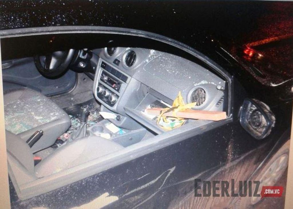 Assista – Homem depreda veículo a pauladas no Centro de Joaçaba.