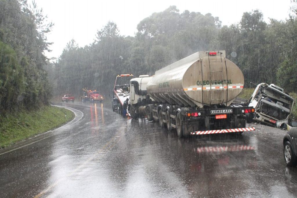 Acidente envolve caminhão e carreta na BR-282