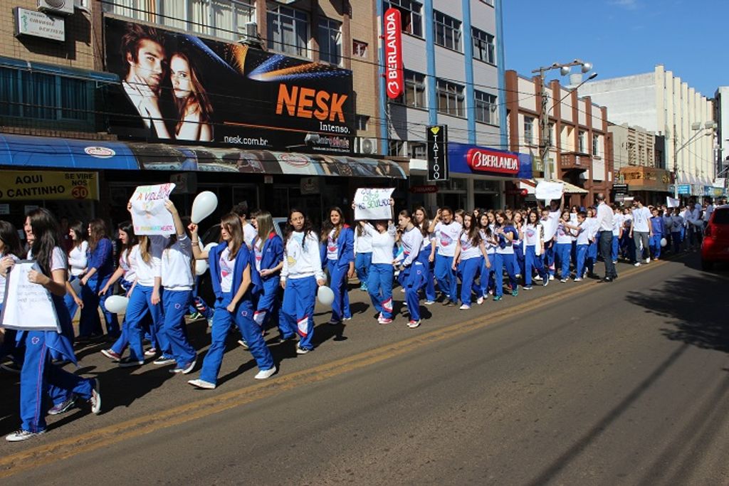 Alunos do Colégio Santíssima Trindade fazem caminhada pela paz