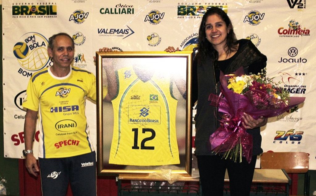 Atleta da seleção brasileira de voleibol, Natália Zilio encontra com crianças atendidas pela AJOV