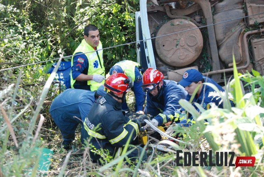 Motorista fica preso embaixo de veículo após saída de pista