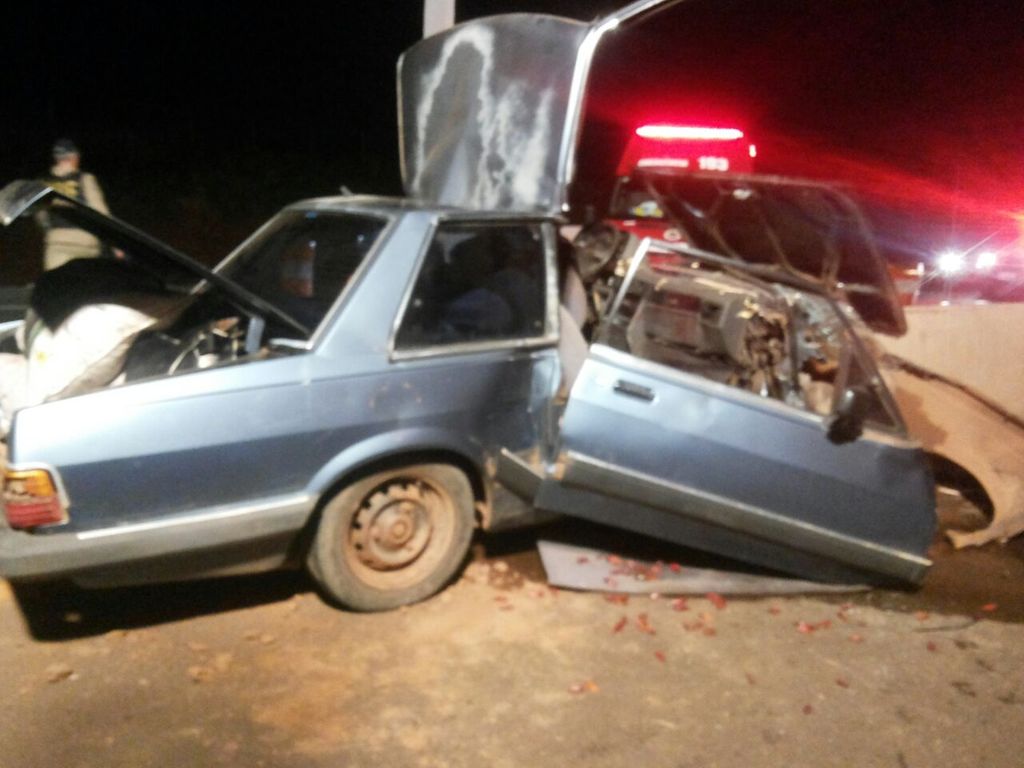 Veículo bate em mureta na BR-282 e três pessoas ficam feridas