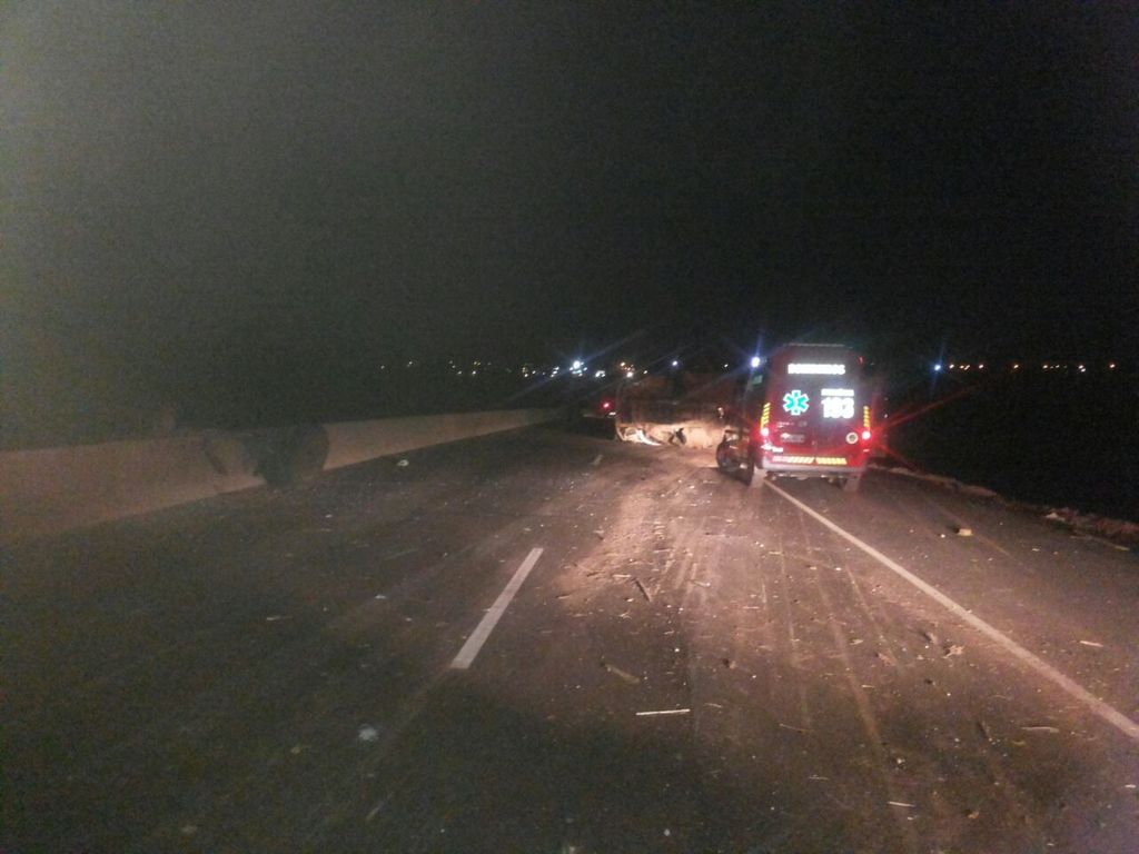 Eixo de carreta se desprende após veículo tombar na BR-282