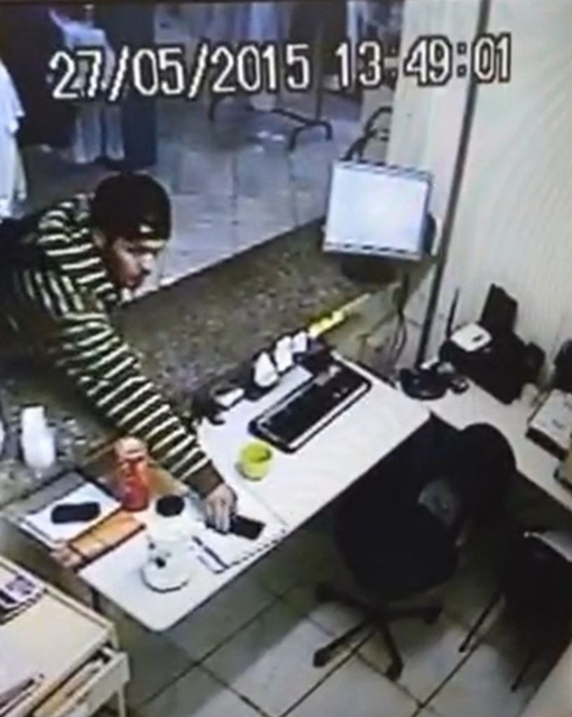 Câmeras flagram jovem furtando aparelhos celulares de loja no Centro de Joaçaba