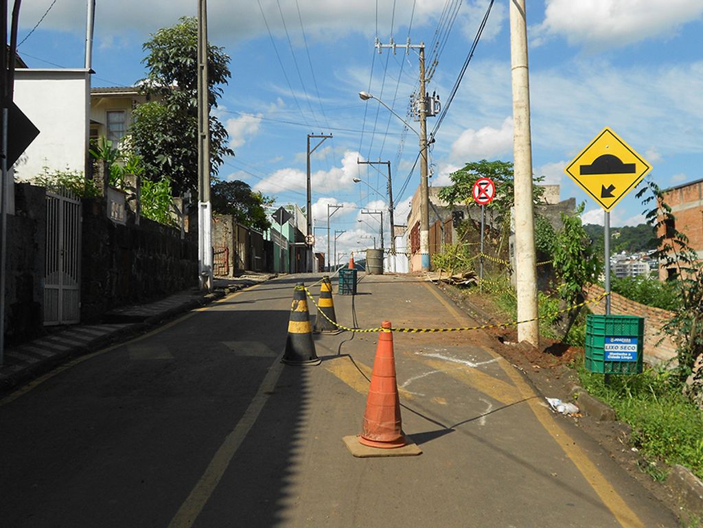 Rua Frei Rogério segue parcialmente interditada após terreno ceder em escavação