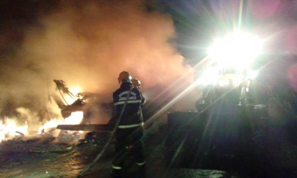 Carga e parte de carreta são destruídos por incêndio na SC-150