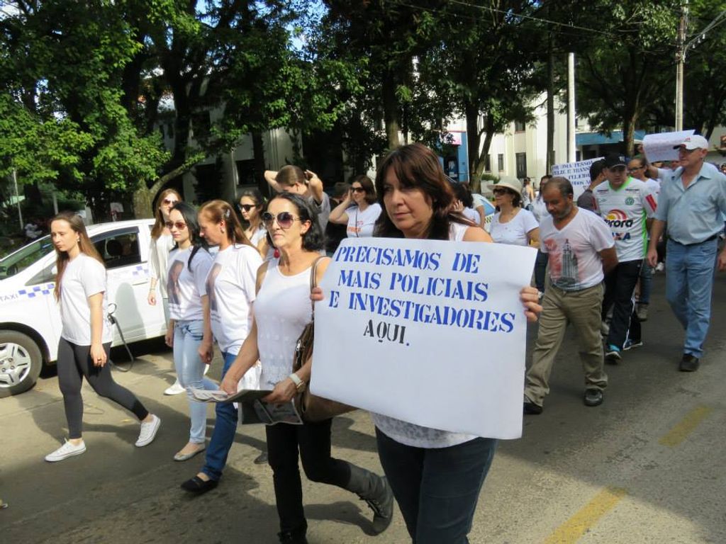 Passeata pede justiça aos casos Andressa e Mariane