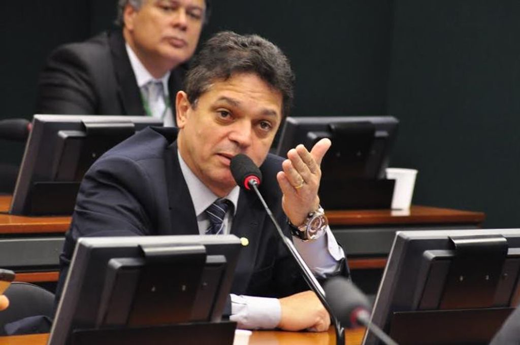Comissão especial aprova relatório que reduz maioridade penal
