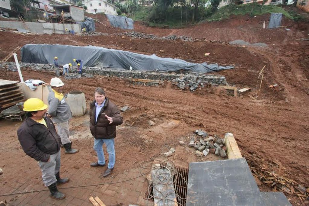 Após entraves burocráticos, obras do ginásio municipal ganham rítmo