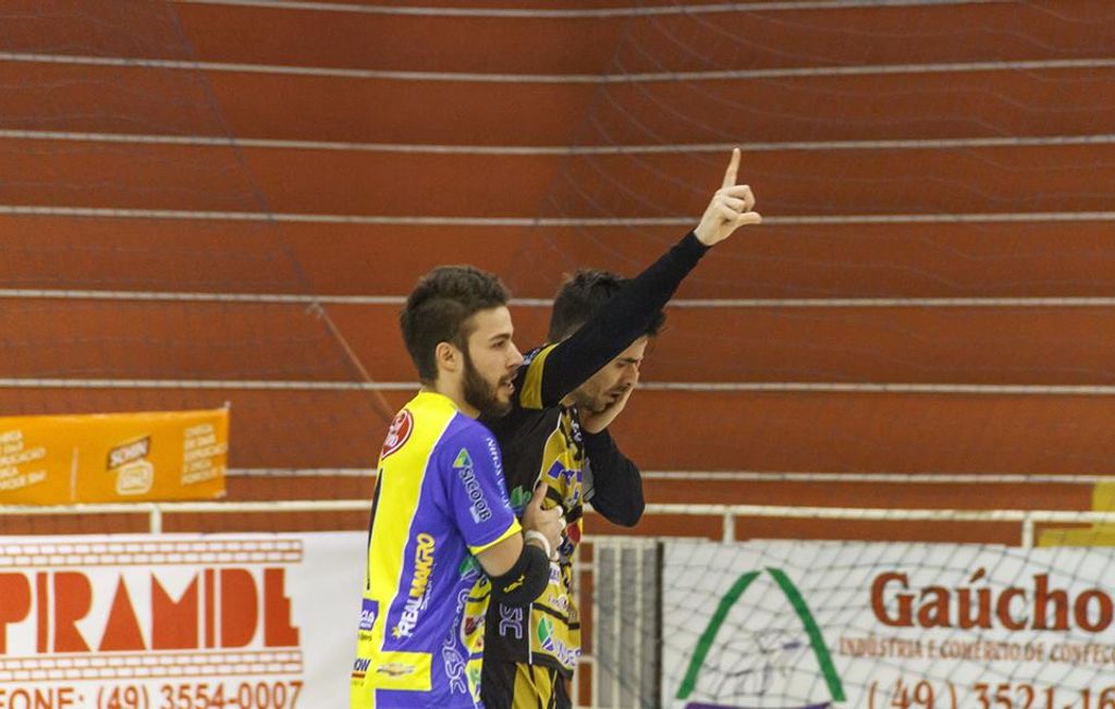 Joaçaba vence em noite de apoio ao sobrinho do capitão Zé Henrique
