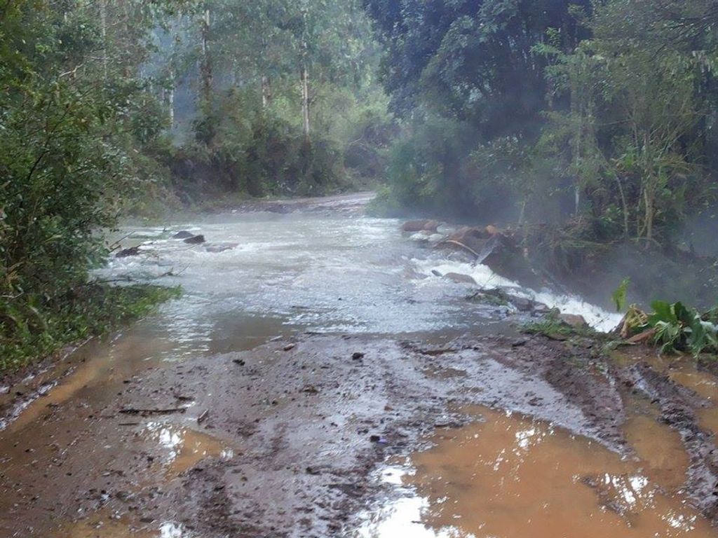 Cheia do Rio Caraguatá bloqueia estrada no interior de Joaçaba