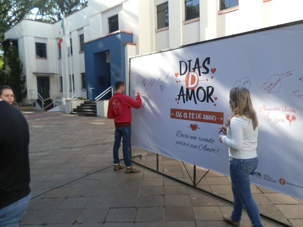 Dia dos Namorados: CDL/Joaçaba instalou cabine fotográfica na praça