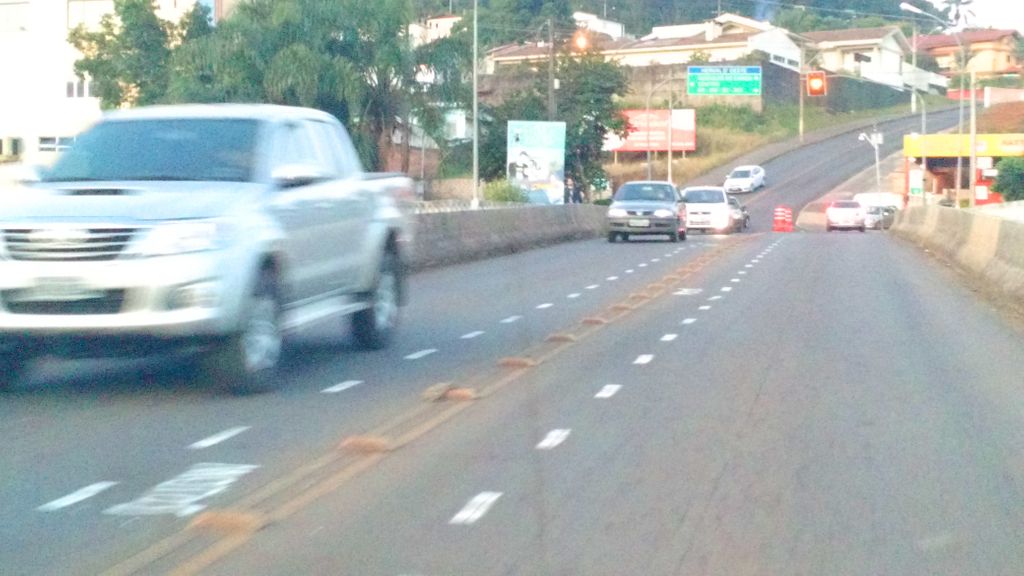 Corredor para motos já está instalado na ponte Emílio Baumgart