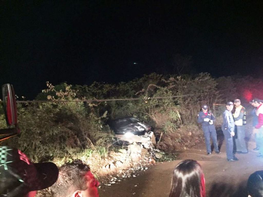 Motorista foge da polícia, bate em poste e abandona veículo