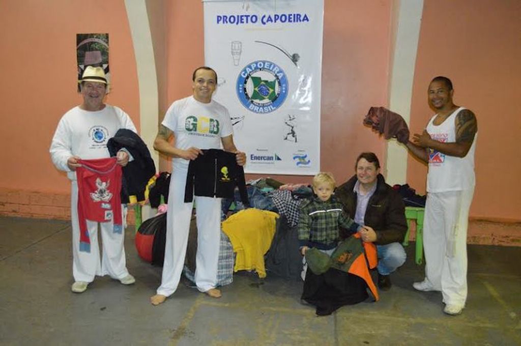 Grupo Capoeira Brasil realizou Campanha do Agasalho para Creche Irmã Sheila