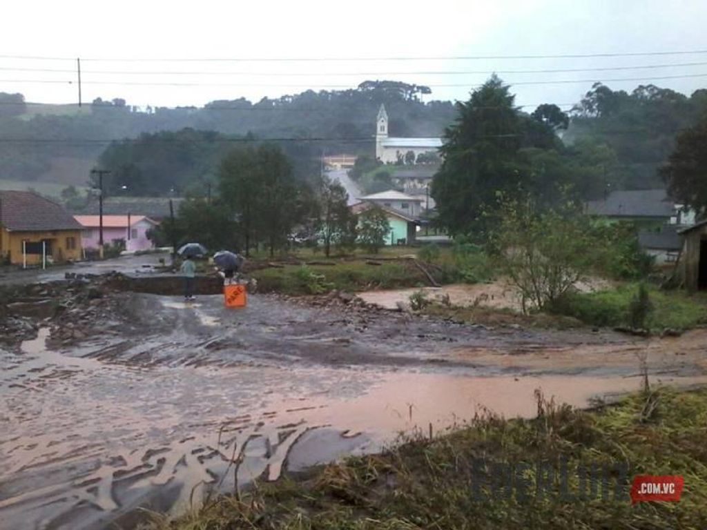 Comunidade no interior de Iomerê está ilhada após ponte ser arrastada pela água