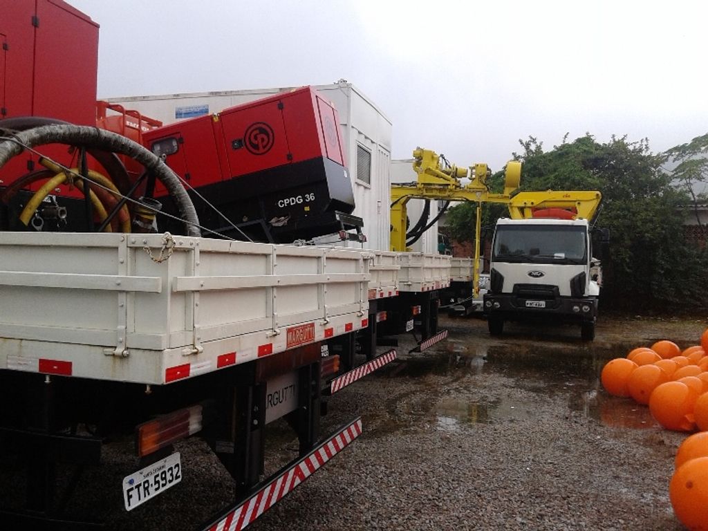 Descaso – Comboio de equipamentos de perfuração de poços está abandonado