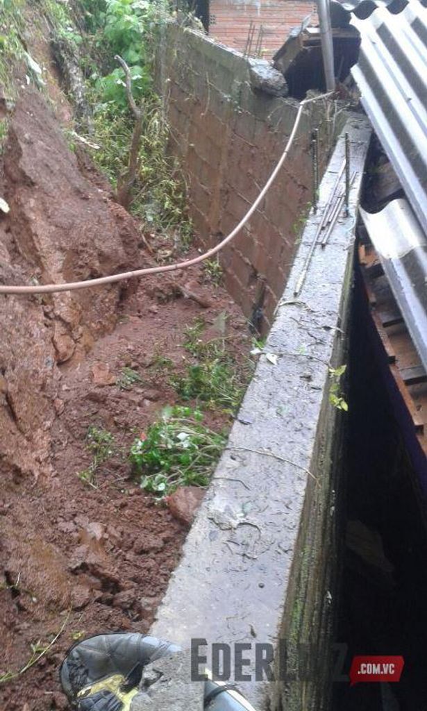 Deslizamento de encosta atinge casa em Herval. Família teve que deixar o imóvel