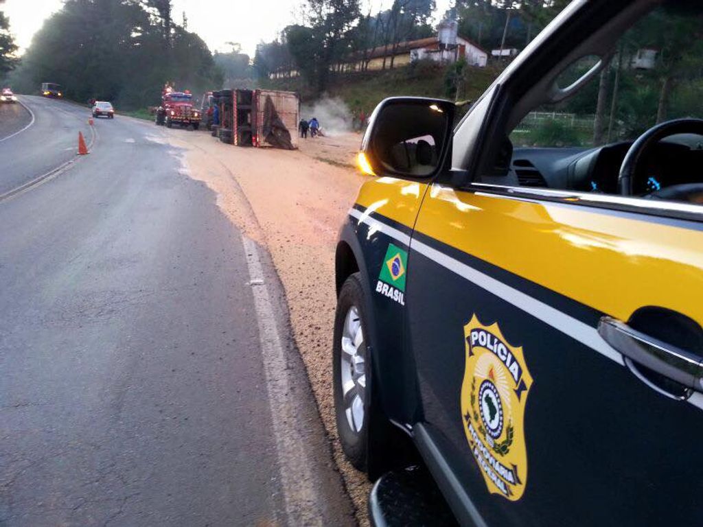 Carreta tomba na BR-282 em Vargem Bonita