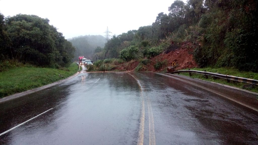 Deslizamento de terra interdita a BR-282 entre Herval d´Oeste e Erval Velho