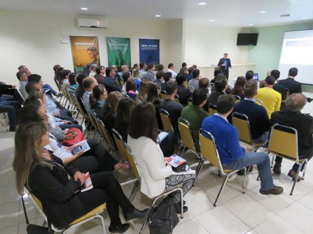 Crise econômica brasileira foi tema de palestra na ACIOC