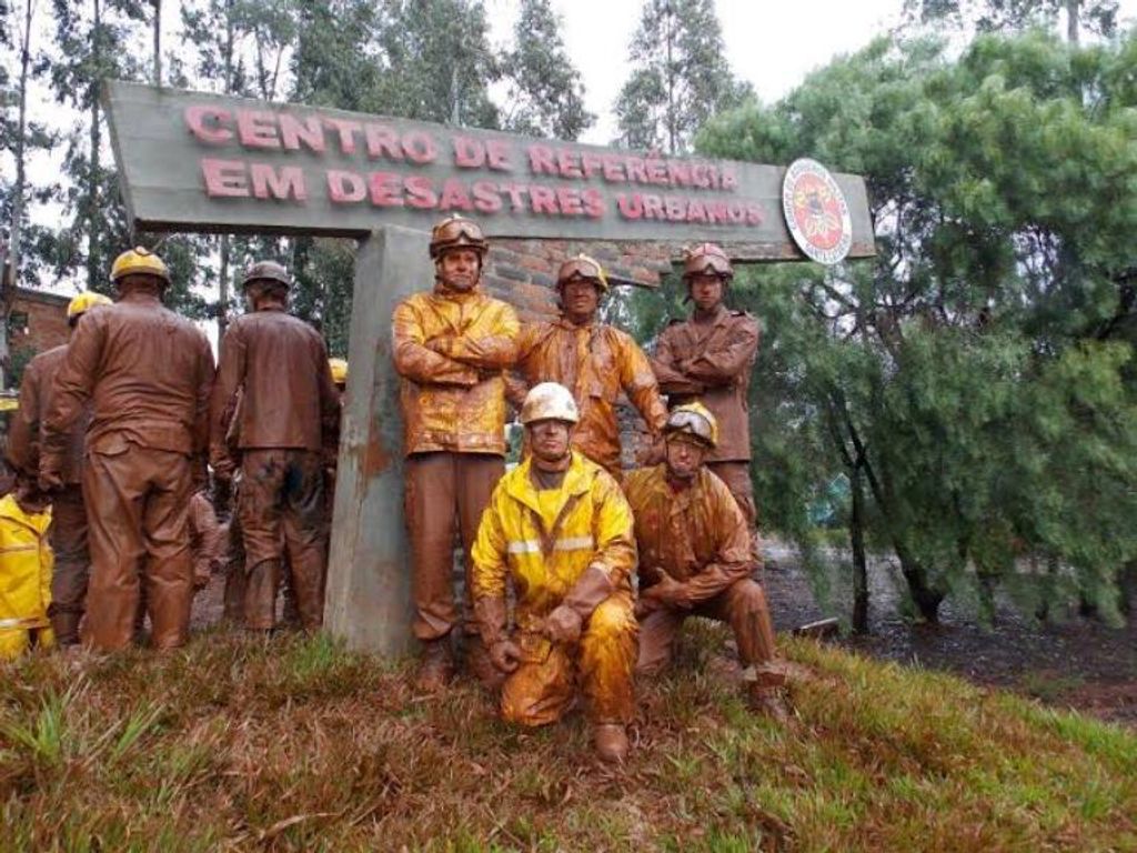 Bombeiros enfrentam teste de resistência em treinamento que simula área deslizada