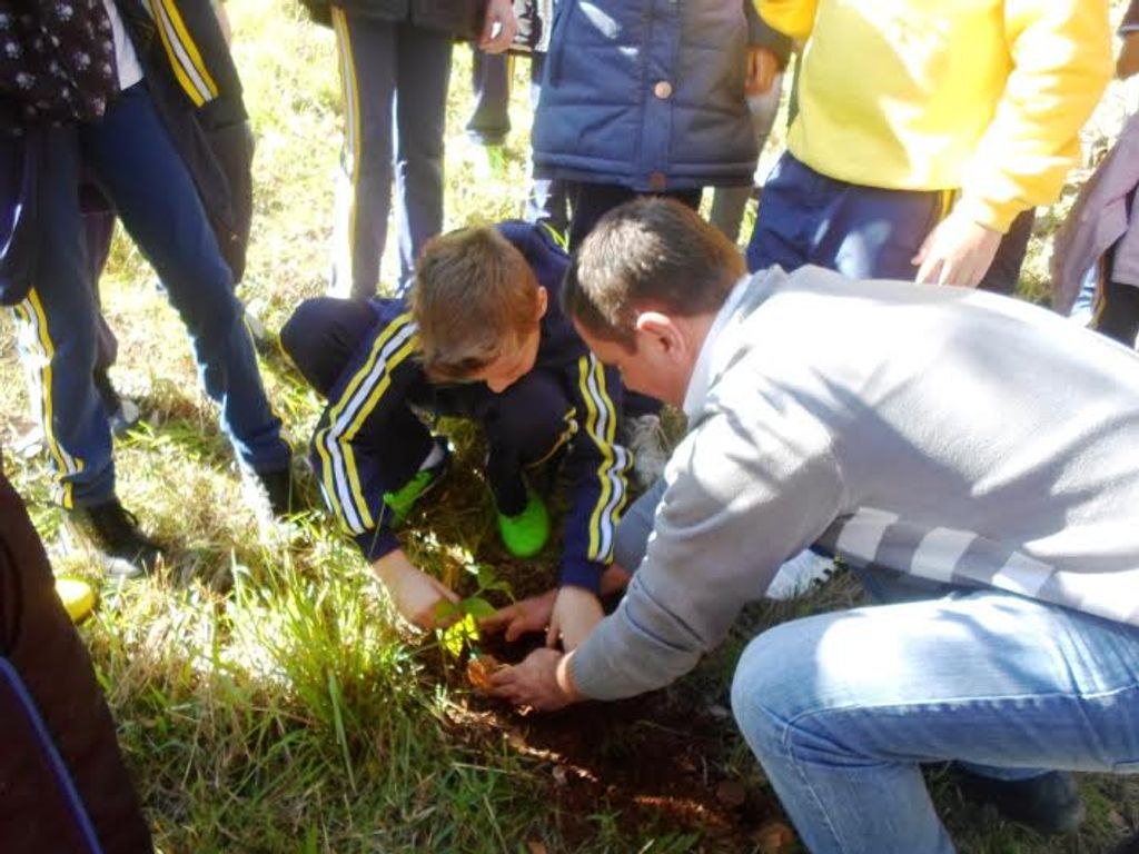 Andrade e alunos de escola plantam mudas de árvores no mês do dia do meio ambiente