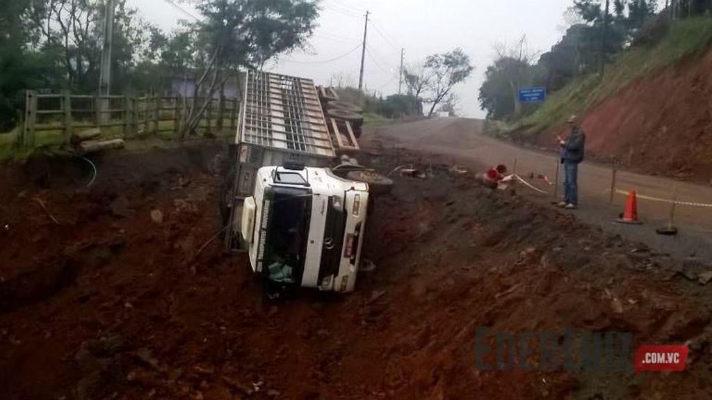 Caminhão tomba em buraco aberto para obra da SC-453