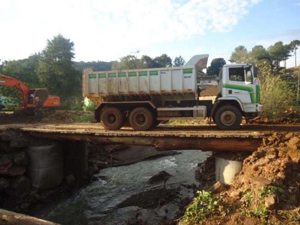 Ponte que foi levada pela cheia de rio no final de semana é recuperada