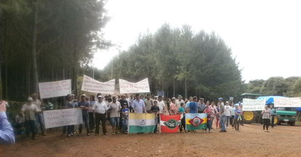Famílias atingidas pelas obras da Usina São Roque bloqueiam acesso a obra