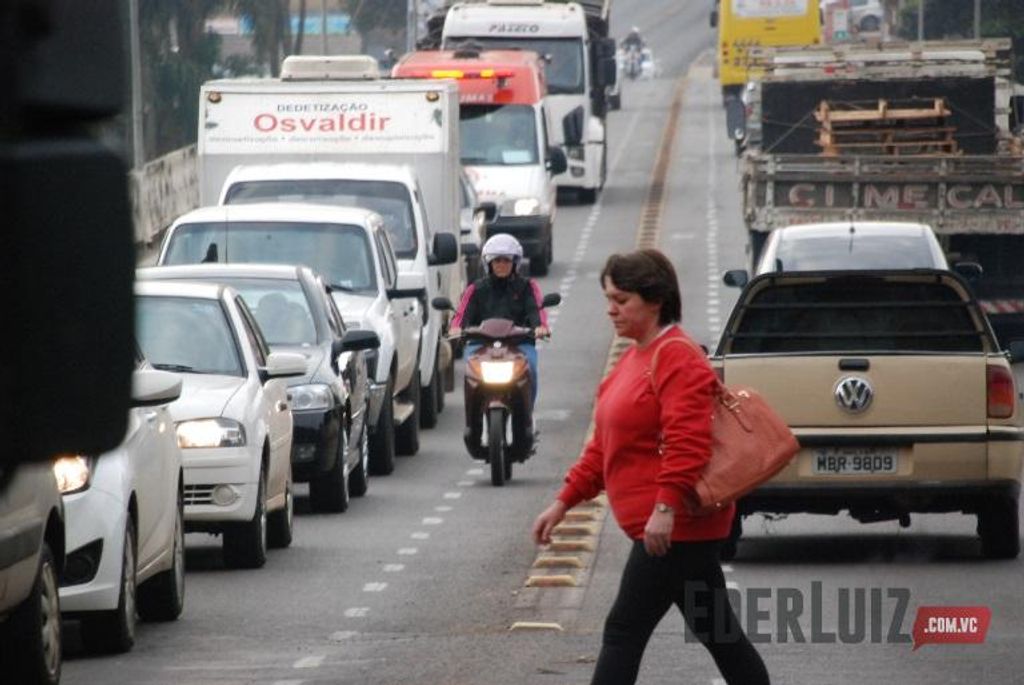Motociclistas e motoristas se adaptam ao corredor para motos na ponte Emílio Baungart