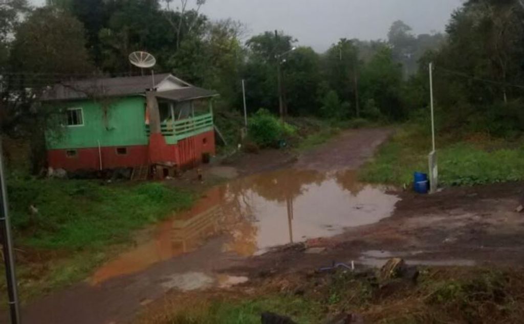 Moradores pedem melhorias em rua que se transforma em açude quando chove