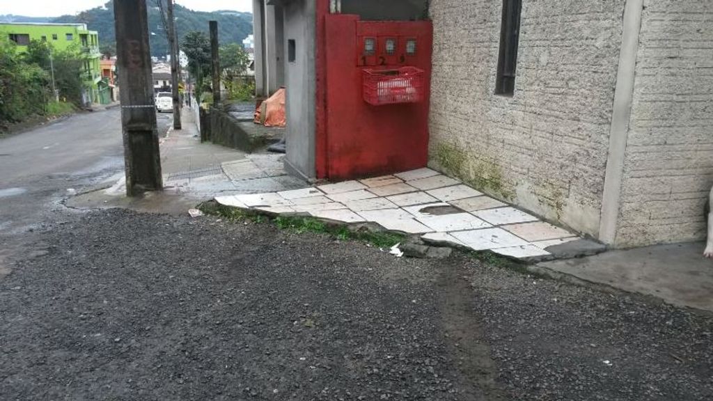 Óleo na pista provoca acidente e série de derrapadas em bairro de Herval
