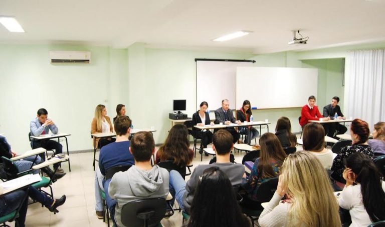 Acadêmicos debatem em júri simulado nova resolução sobre cesarianas